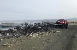 Под Читой продолжают тушить пожар на городской свалке