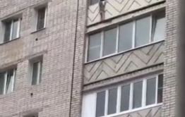 В сети появилось видео с ребёнком, висящим на балконе в Чите 