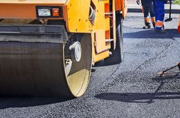 Водитель дорожного катка погиб в Забайкалье после опрокидывания техники