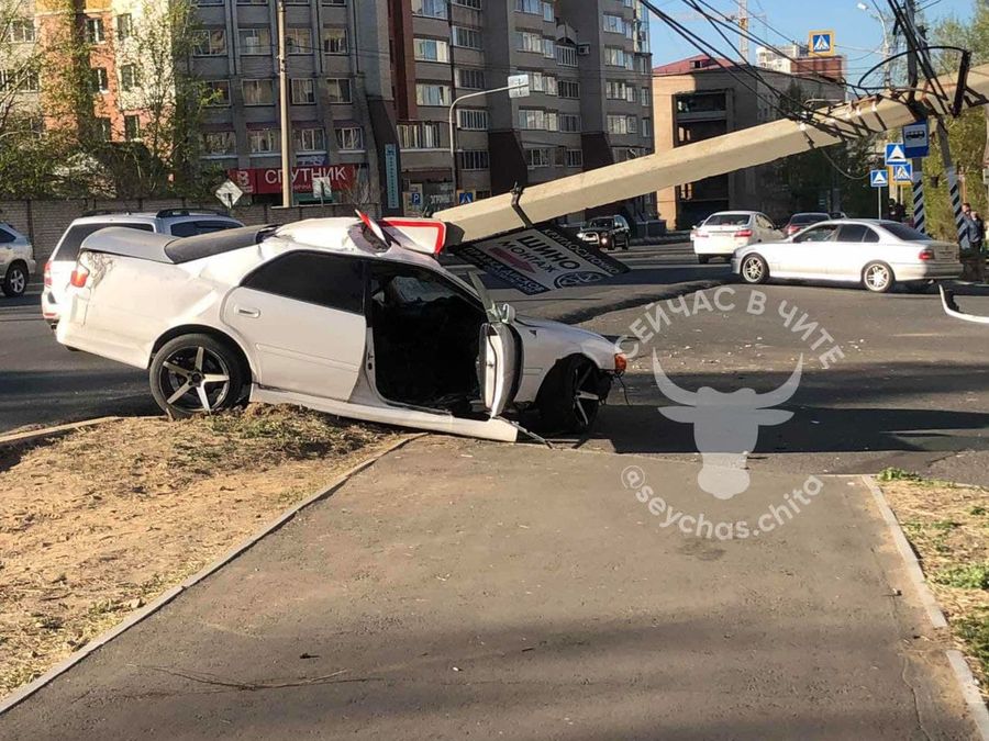 Водитель Toyota не справился с управлением и снес электроопору в Чите