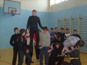 Шумиха вокруг сломавшей девочки позвоночник толкнула учителя на отказ от работы