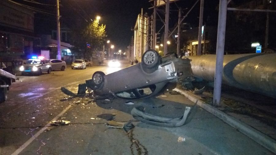 В Чите возле ТЦ «Ся-Ян» Mitsubishi Lancer протаранил две машины