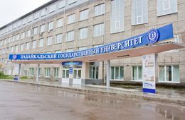 Врачи в Чите спасают жизнь преподавателя, выпавшего из окна в ЗабГУ
