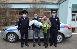 Инспекторы ДПС сопроводили девушку до роддома в Чите