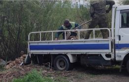 Жители Читы сняли автомобиль, из которого выбрасывали мусор на берег реки