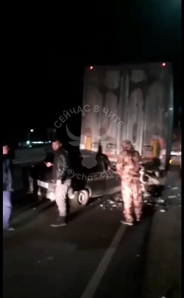 Легковушка влетела под фуру в районе угданского кольца под Читой