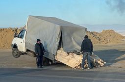 Грузовая «Газель» «встала на дыбы» на улице О...
