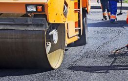 Водитель дорожного катка погиб в Забайкалье после опрокидывания техники