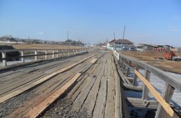 ​Власти реконструируют разваливающийся деревянный мост в селе Малышево