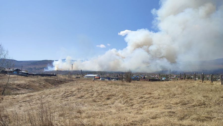 Пожар на Молоковке. Под угрозой два дачных кооператива.