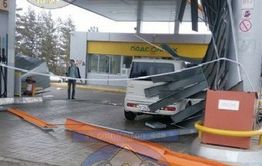 Ветер сорвал крышу с АЗС - пострадал человек
