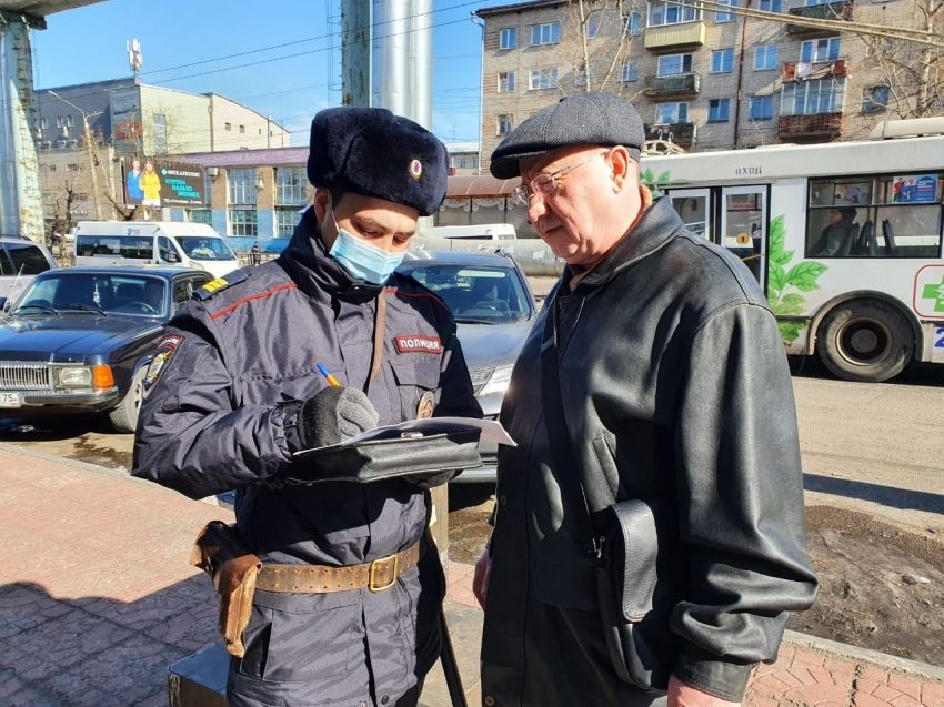 ​Сотрудники полиции патрулируют улицы Читы из-за режима полной самоизоляции