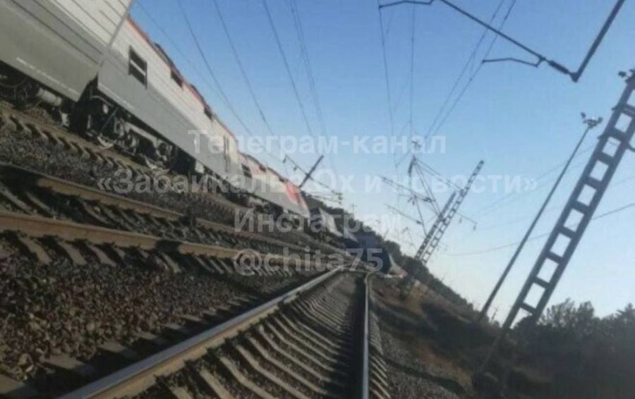 Более 10 вагонов сошли на ЗабЖД в Амурской области — локомотив врезался в грузовик на путях. Водитель грузовика погиб, бригада локомотива госпитализирована.
