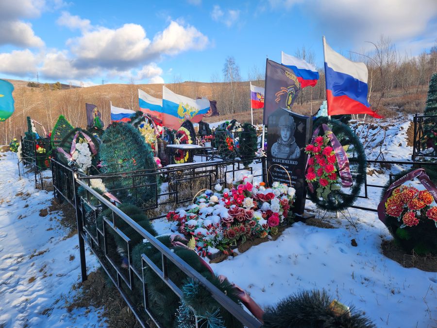 Вандалы сожгли могилу вагнеровца в Чите, а на флагах написали «Украина»