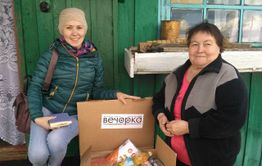 Для жительница Татаурово Веры Просянниковой продуктовый набор стал подарком ко дню рождения  