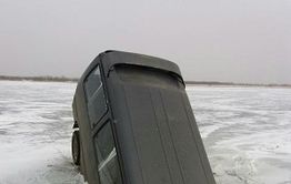 Забайкальские рыбаки на озере Шакша ушли под лед вместе с машиной 