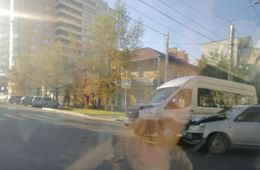 Toyota Probox и маршрутка столкнулись в Чите