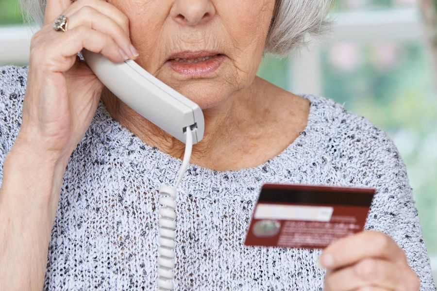 Мошенники из Бурятии обманывали пенсионеров из Читы. Их осудили