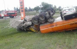 Бензовоз опрокинулся в 2 км от села Калга. Разлилось более 3,5 тонн дизтоплива. 