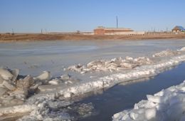 Ключи забили в Забайкальске после начала работ по созданию «ливневки». Говорят, что китайцы построили дамбу, чтобы использовать эту воду.