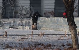 В древней столице Забайкалья заключённые возводят новогодний ледяной городок, а в Чите скоро будут работать библиотекарями