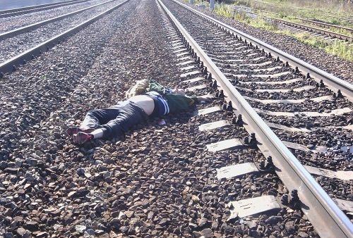 Выброшенный из поезда забайкальским полицейским 80-летний доцент собрал пять папок прокурорских отписок