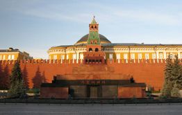 Бутылку с зажигательной смесью бросил читинец в Мавзолей Ленина в Москве