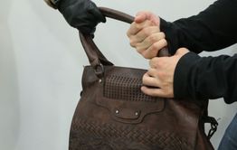 В Чите грабитель вырвал сумку из рук 51-летней женщины