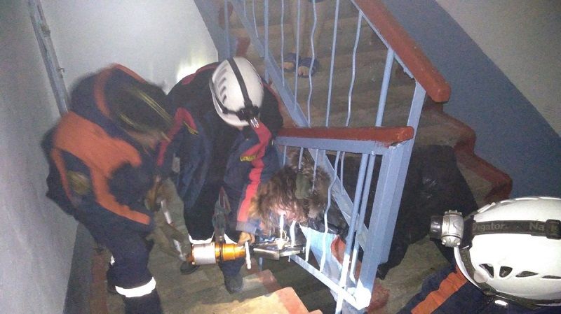 Женщина застряла головой в перилах лестницы в Чите