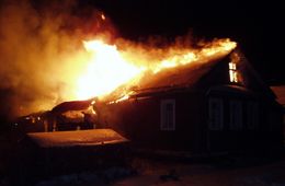 В горевшем доме в Кыре обнаружены тела трех человек