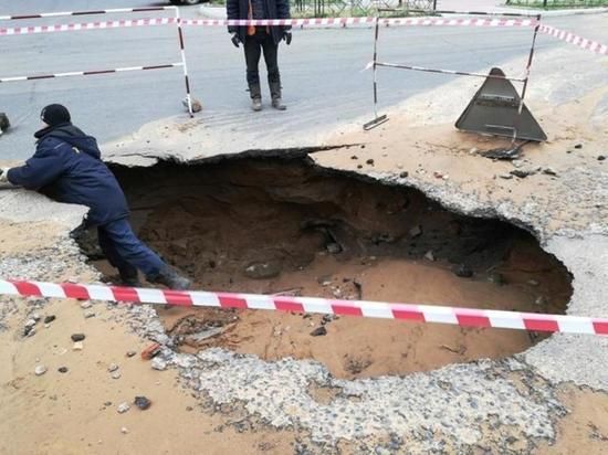 В Чите ребенок упал в провал асфальта 