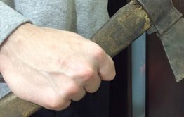 В Чите бывший заключенный, угрожая жене топором, связал и ограбил