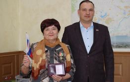 За помощь бойцам СВО читинке дали позывной и наградили медалью