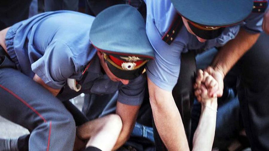 Забайкалец устроил дебош в дежурной части, попытавшись разбить стекло столом