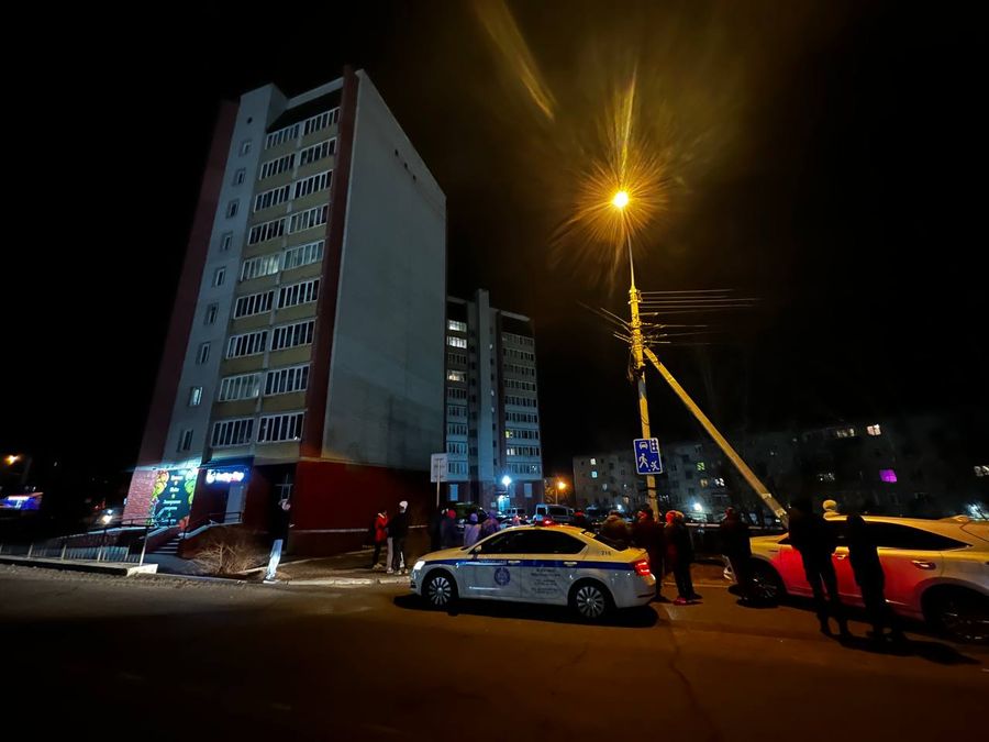 Мужчина продолжает удерживать ребенка в заложниках в одном из домов Читы