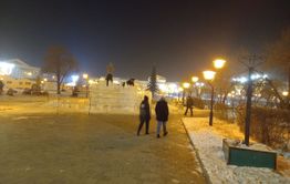 Ледовый городок на площади Ленина в Чите уже вовсю строят