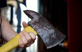 Пьяная забайкалка нанесла 20 ударов топором спящему сожителю после ссоры