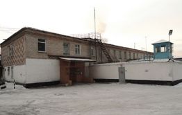 Сотрудника ИК-5 в Чите арестовали по подозрению в получении взятки - он проносил зэкам коньяк и телефоны