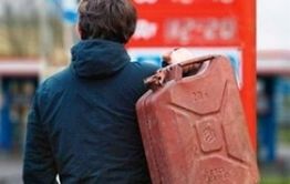 Криминальный авторитет облил бензином и поджег старателя в Забайкалье