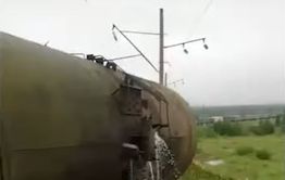 Утечка топлива произошла на месте схода вагонов в Чернышевском районе
