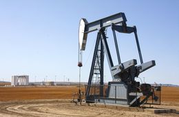 Цена нефти Brent впервые с 2008 года превысила 130 долларов за баррель