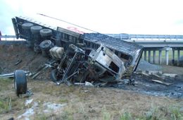 ​Фура перевернулась и сгорела в Забайкалье, водитель госпитализирован