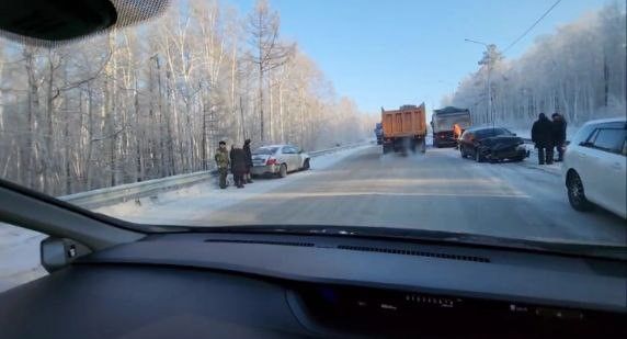 ДТП и гололед. Движение по дороге в Читинском районе затруднено