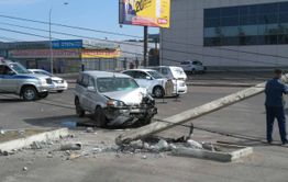 Водитель иномарки снёс столб около «Макси»
