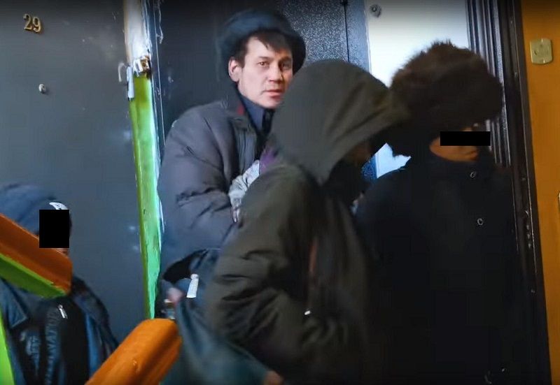 ​Пьяная мать оставила отца с четырьмя детьми в заброшке в Чите в воскресенье. У пары имеется пятый ребенок
