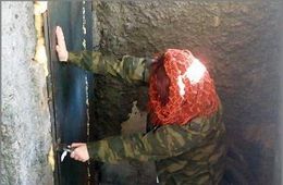 Бомжи в подвале «организовали» себе свет и горячую воду