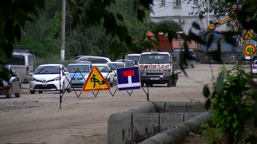 Прокуратура начала проверку по факту обвала котлована в центре Читы. Из-за него десятки домов остались без воды, а на улицах образовались заторы.