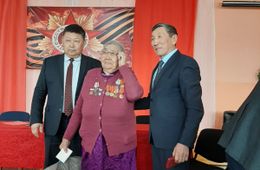 В селе Цаган-Ола ветеранам тыла вручили юбилейные медали