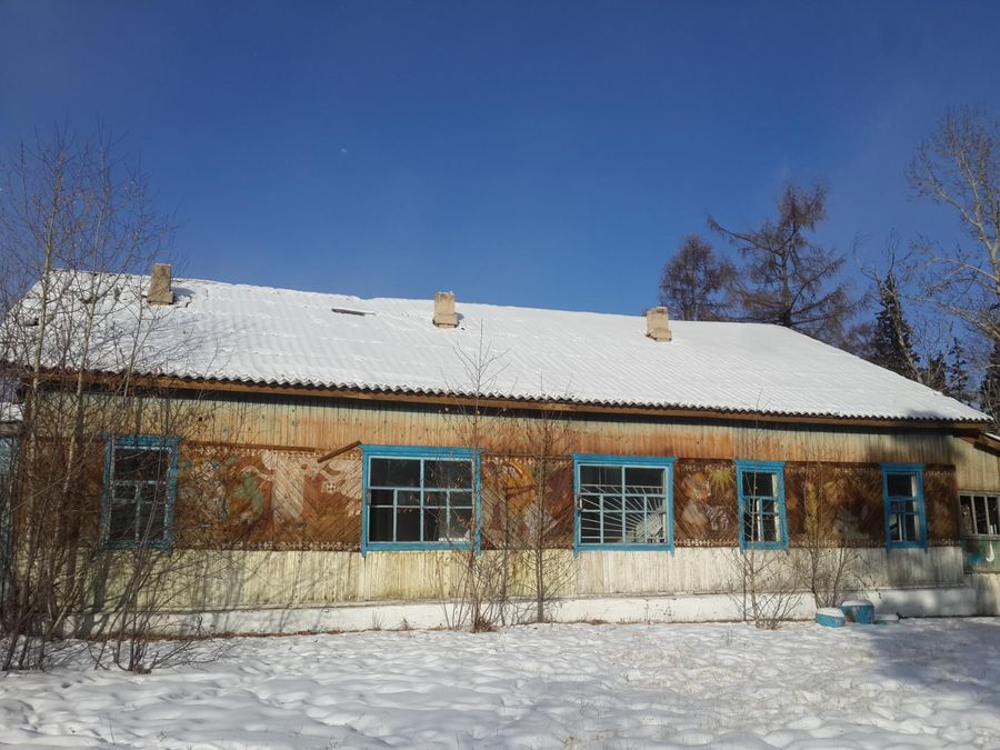 Здание вечерней школы громят в Красном Чикое