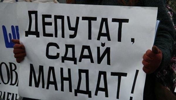 Сразу четыре депутата лишись мандатов за утрату доверия